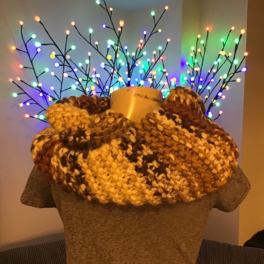 👑 Handmade Infinity Scarf - Picture 3 of 7